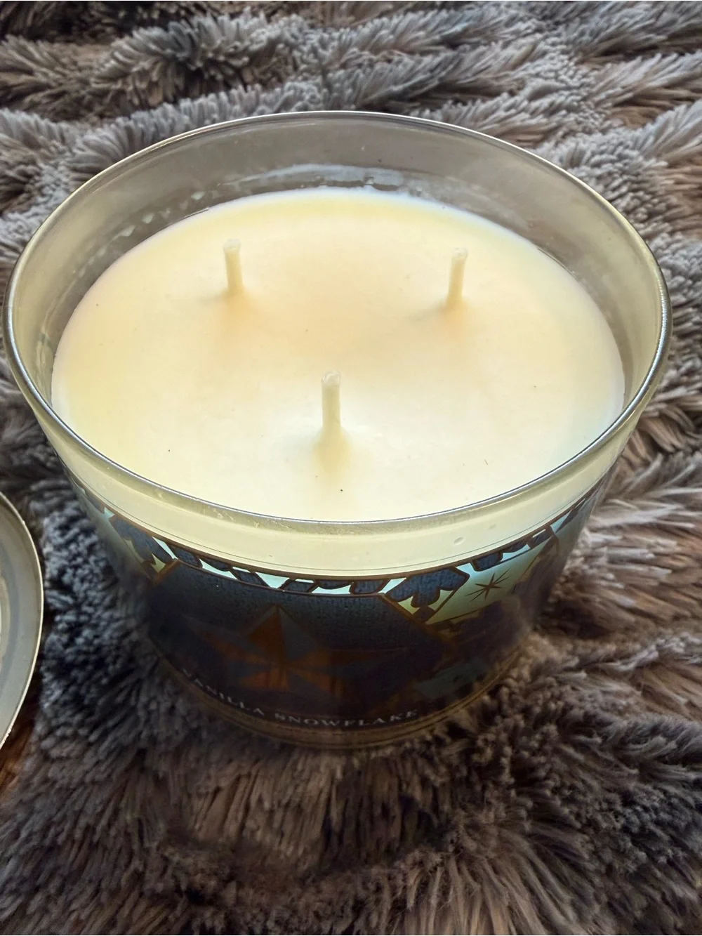 Bath & Body Works Vanilla Snowflake Candle - Light Blue & Gold